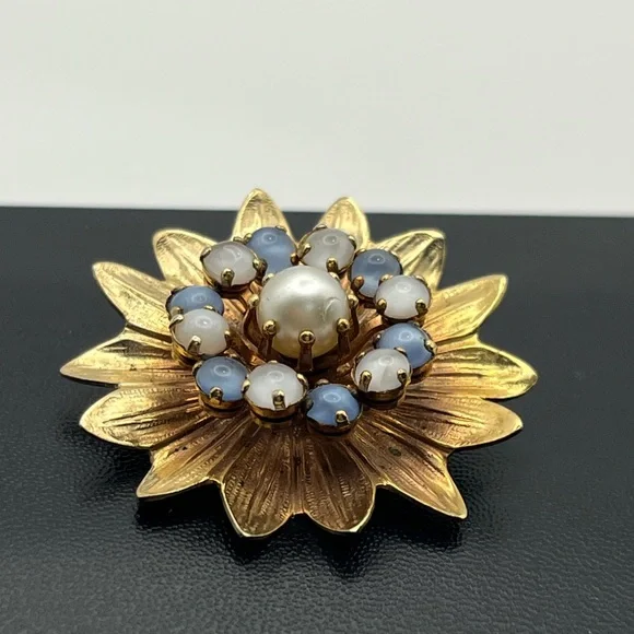Gold tone blue rhinestone faux pearl flower brooch pin vintage - Picture 3 of 13